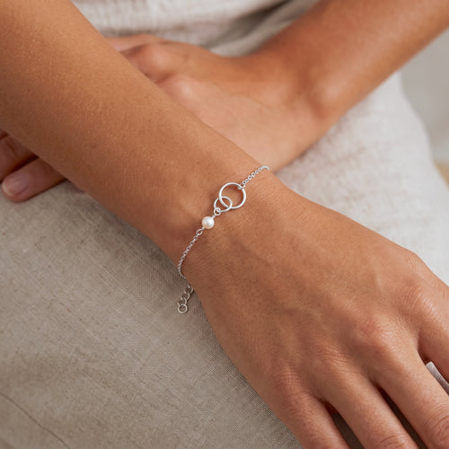 Interlocking Pearl Bracelet