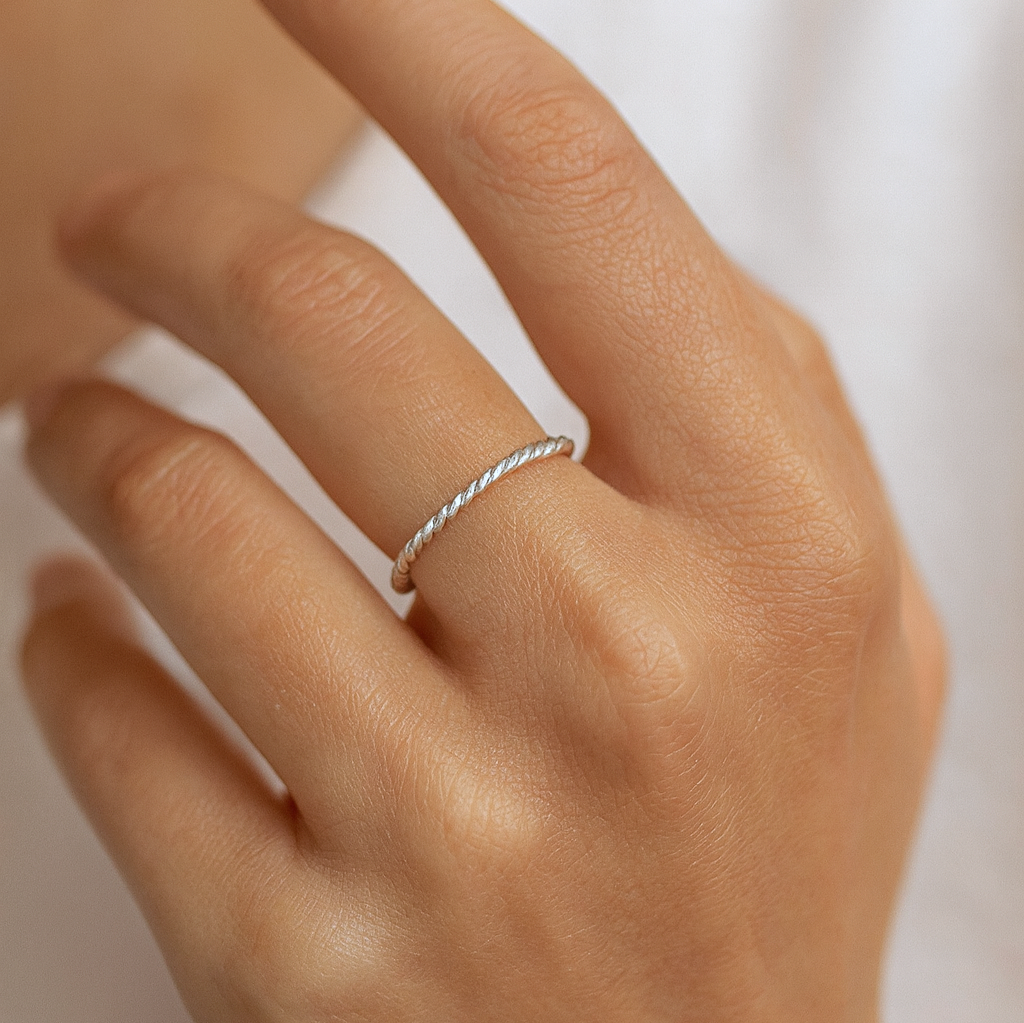 Skinny Twist Ring Silver