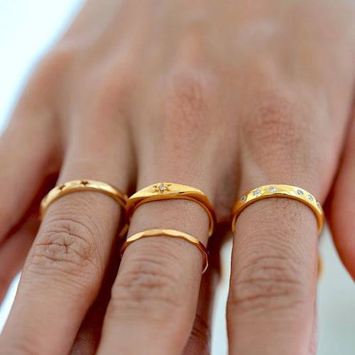 Mini Starburst Signet Ring Gold