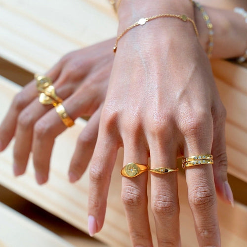 Mini Starburst Signet Ring Gold