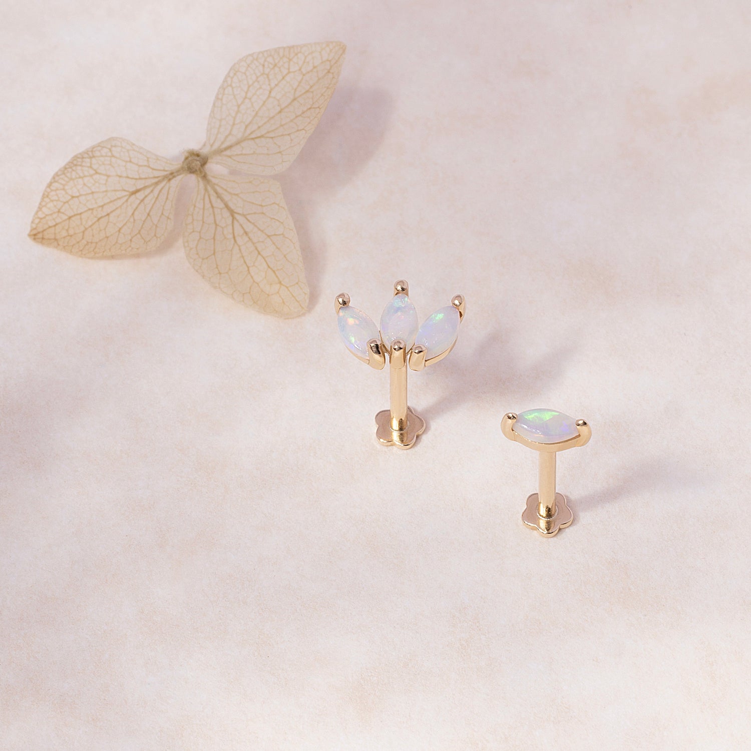 Color:Yellow Gold
Option:Single
Option:Pair