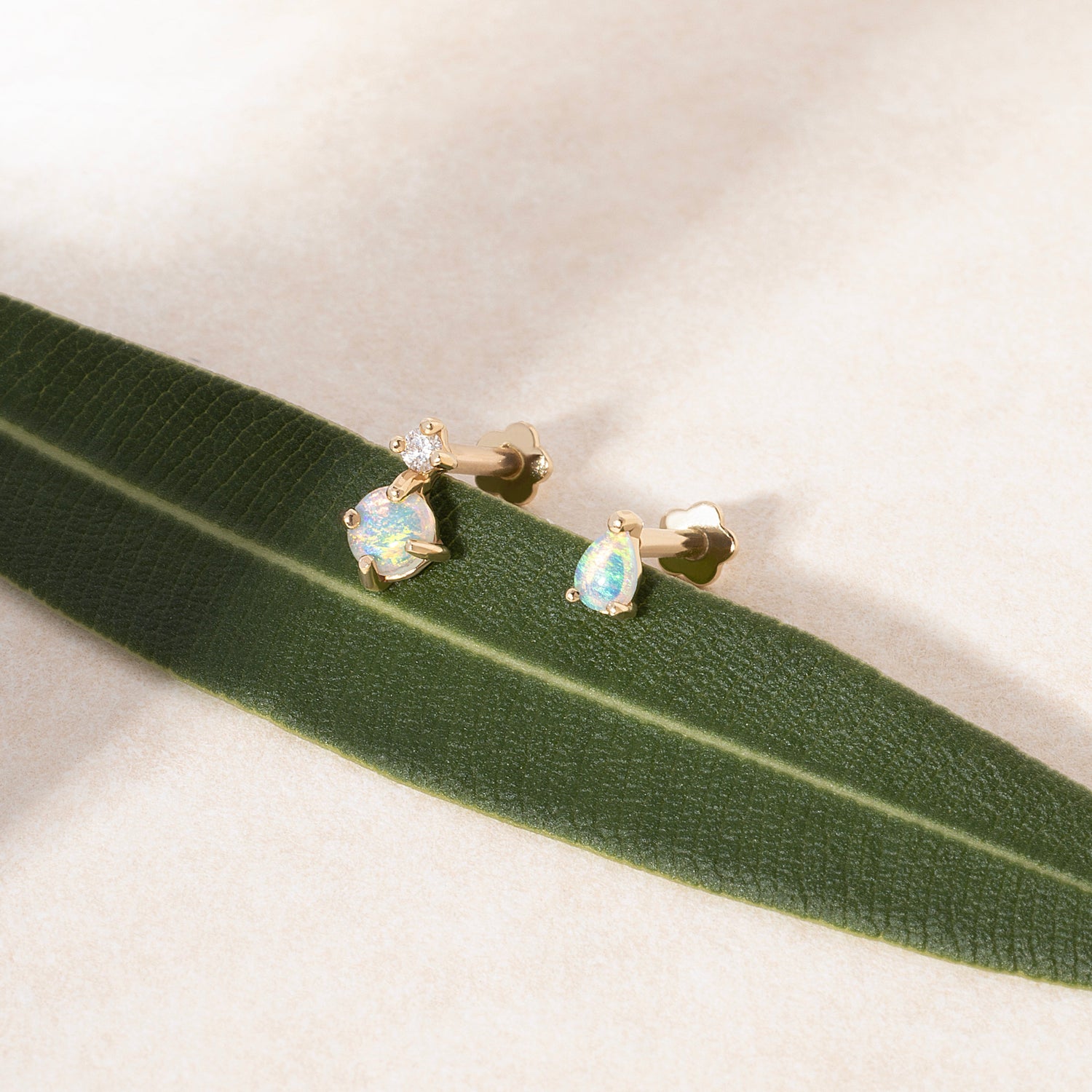 Color:Yellow Gold
Option:Single
Option:Pair