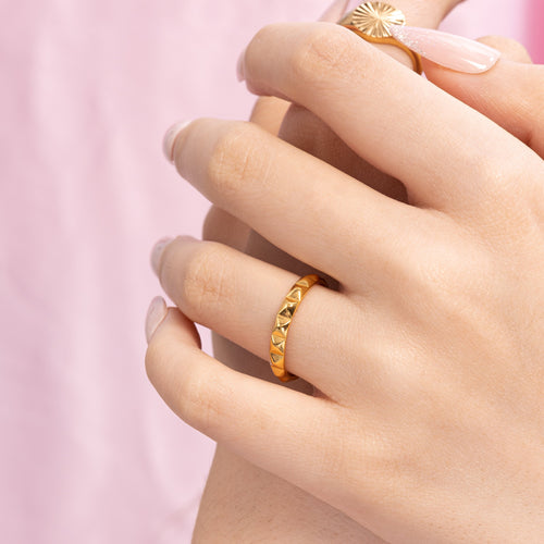 Nour Pyramid Ring Gold
