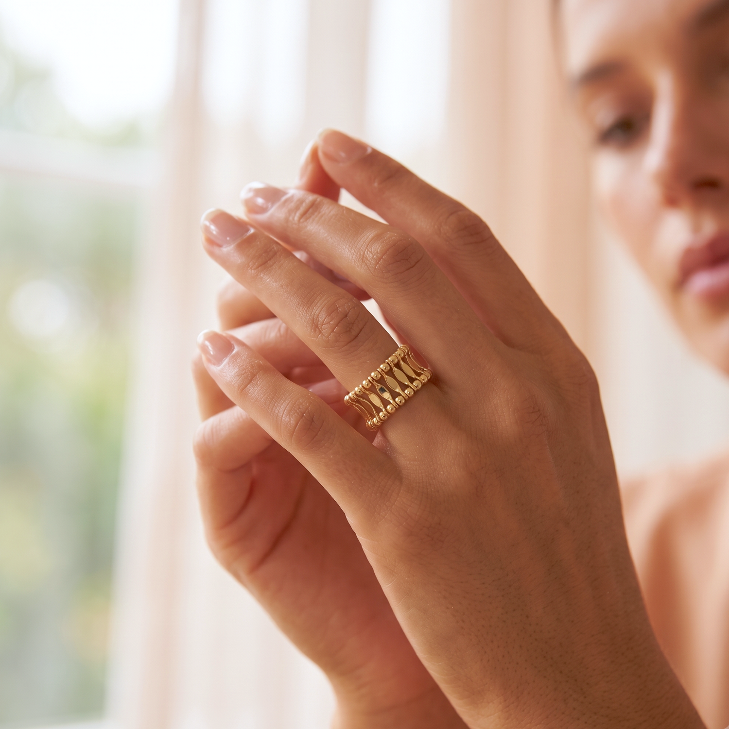 Colonnade Golden Band Ring