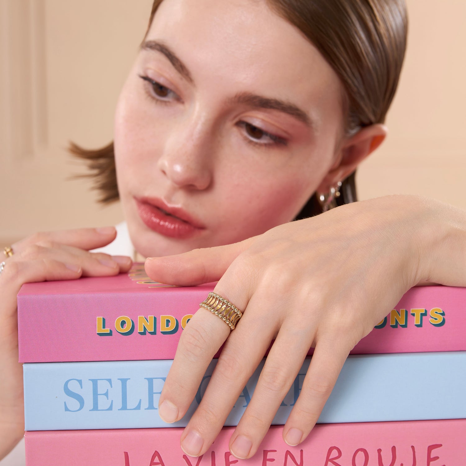 Colonnade Golden Band Ring